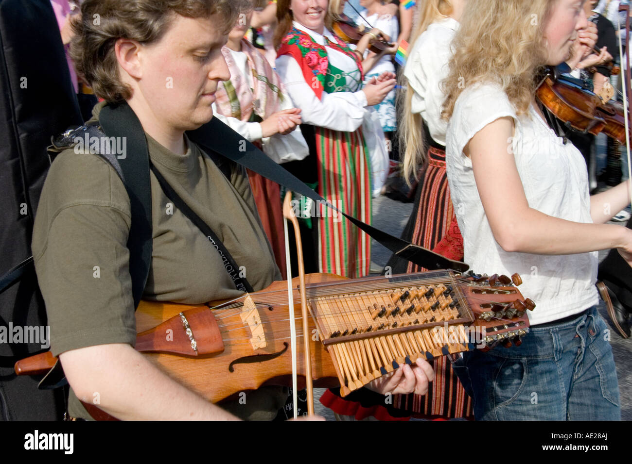 Prideparade in Stockholm 2007 Whoman spielen alte keyharp Stockfoto