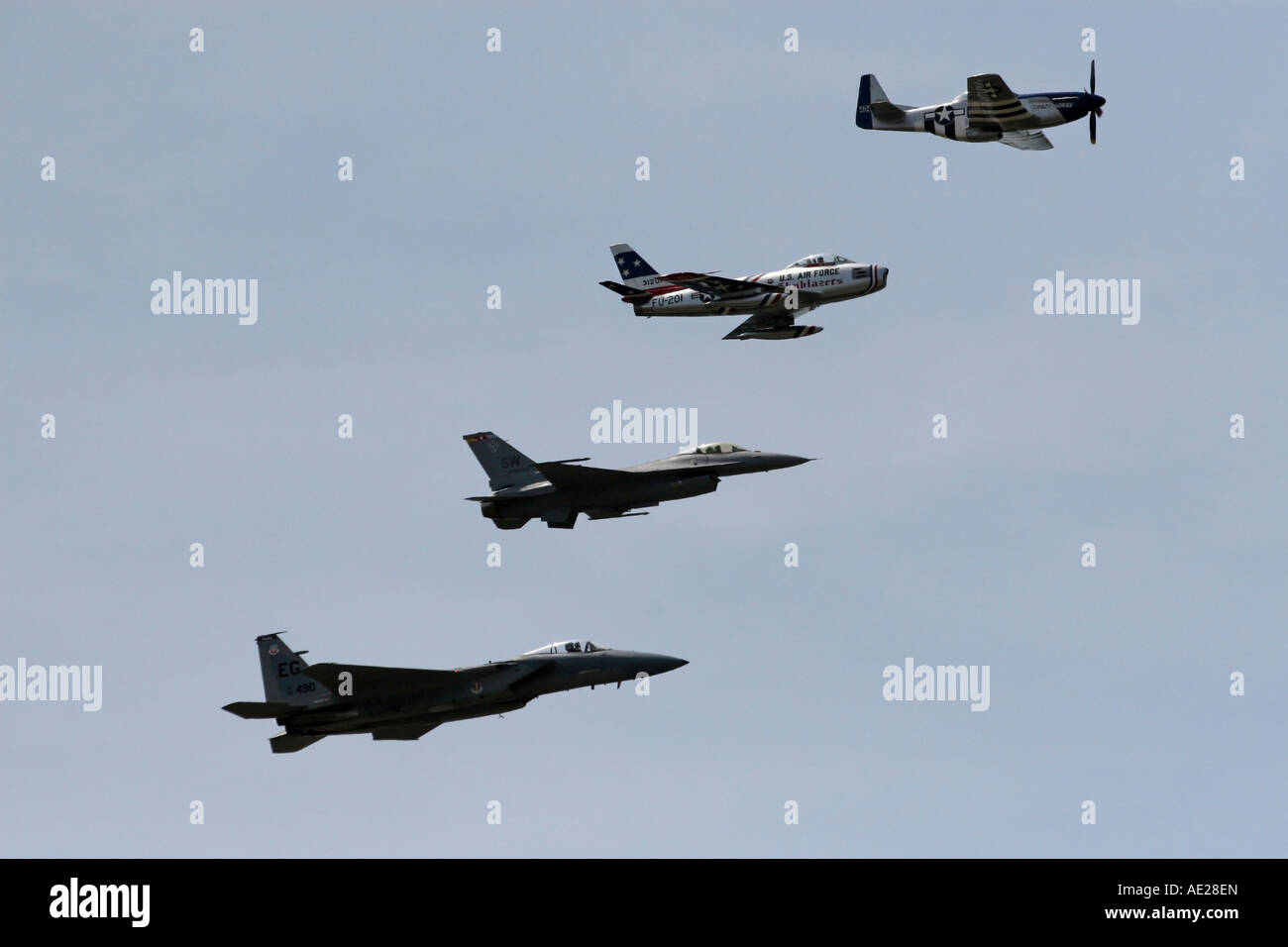 Ein Mustang p-51, F-86F Sabre Jet, f-16 Falcon f-15 Strike Eagle durchführen der Heritage Flight Stockfoto