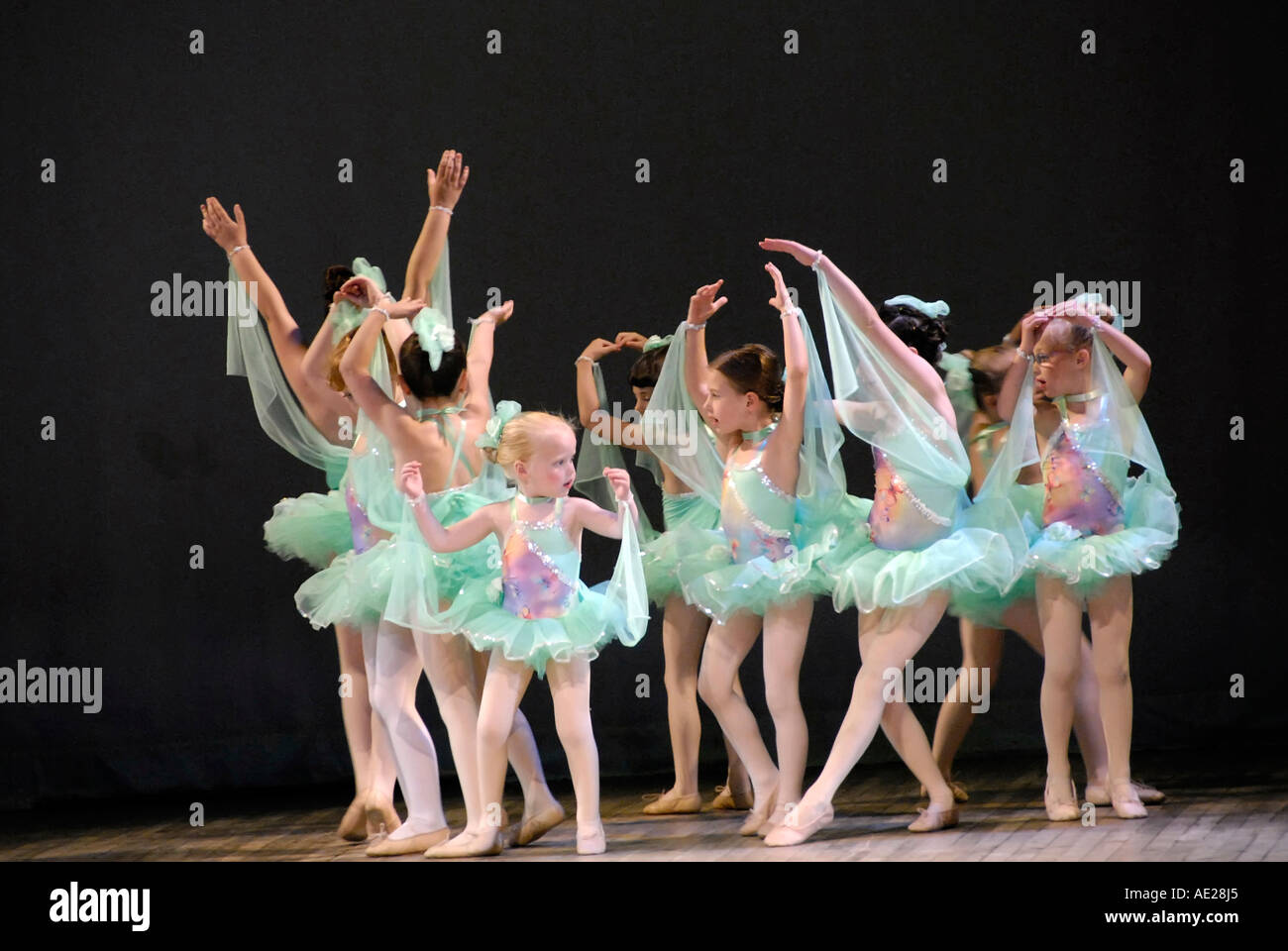 Mädchen durchführen auf der Bühne während ein Tanzabend Stockfoto