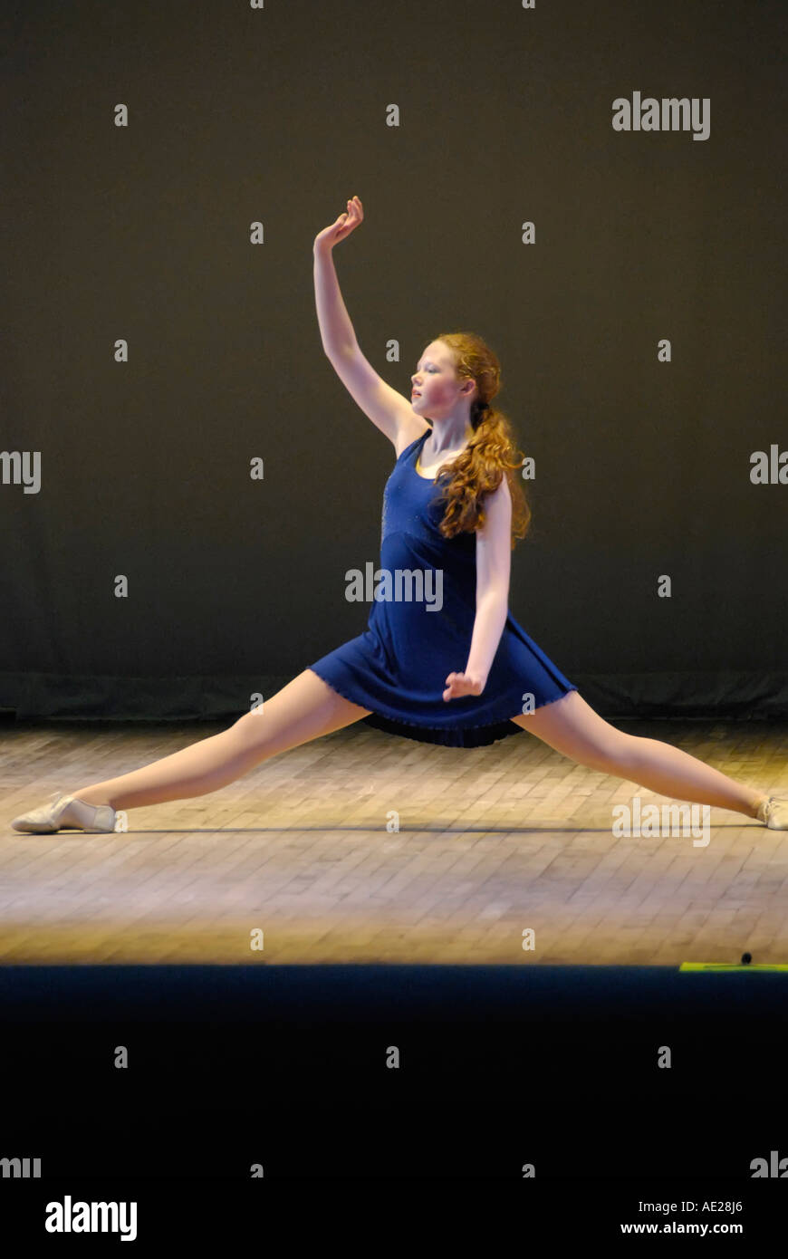 Mädchen durchführen auf der Bühne während ein Tanzabend Stockfoto
