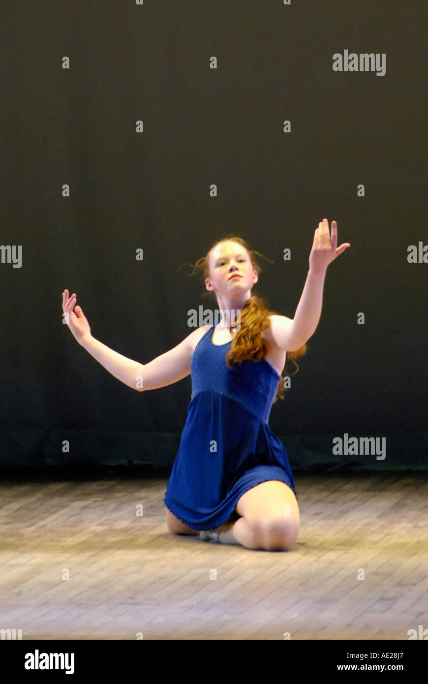Mädchen durchführen auf der Bühne während ein Tanzabend Stockfoto