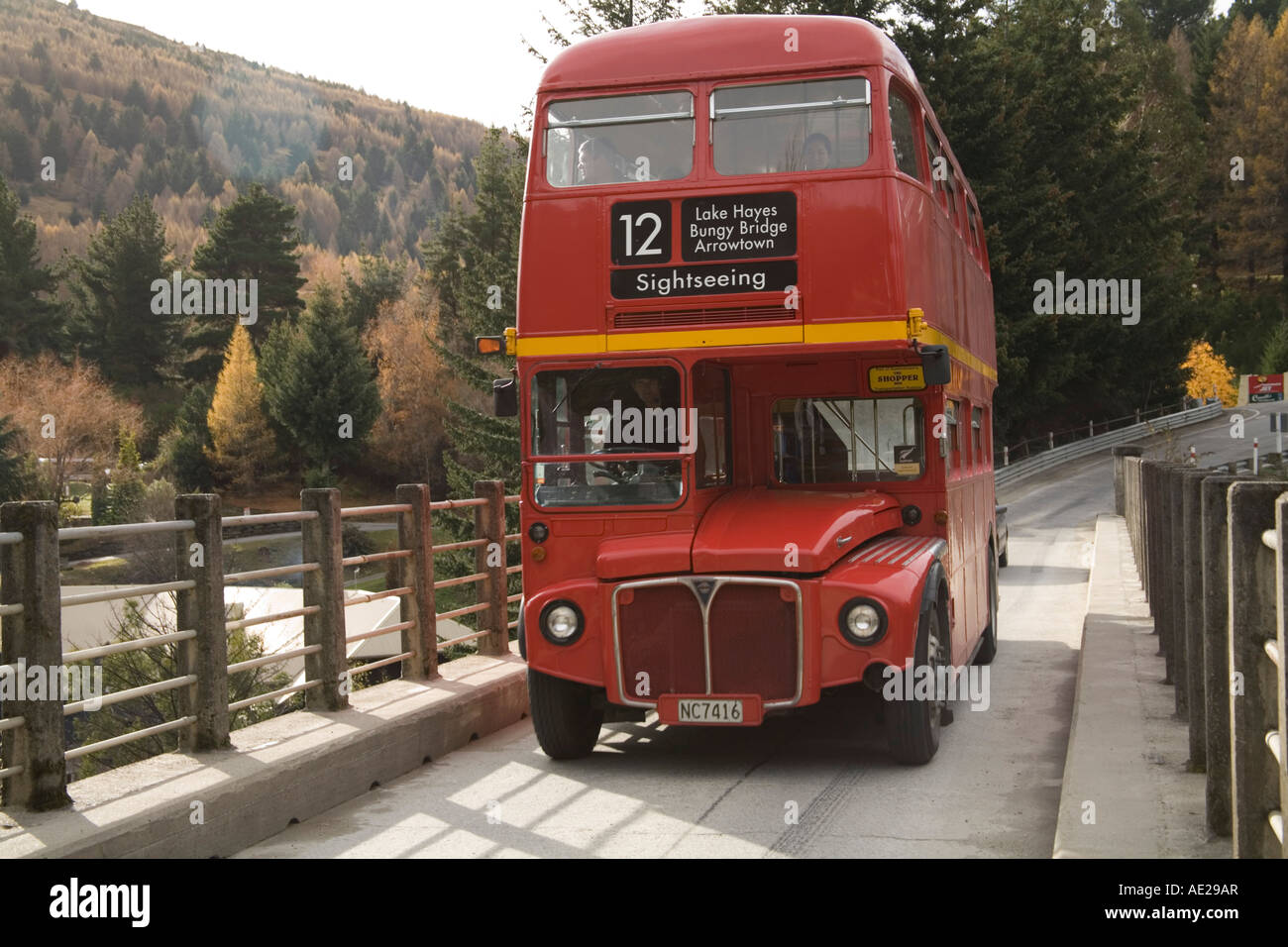 Arthurs POINT SOUTHERN LAKES SÜDINSEL Neuseeland kann die roten Doppeldecker-Bus der Edith Cavell Brücke Stockfoto