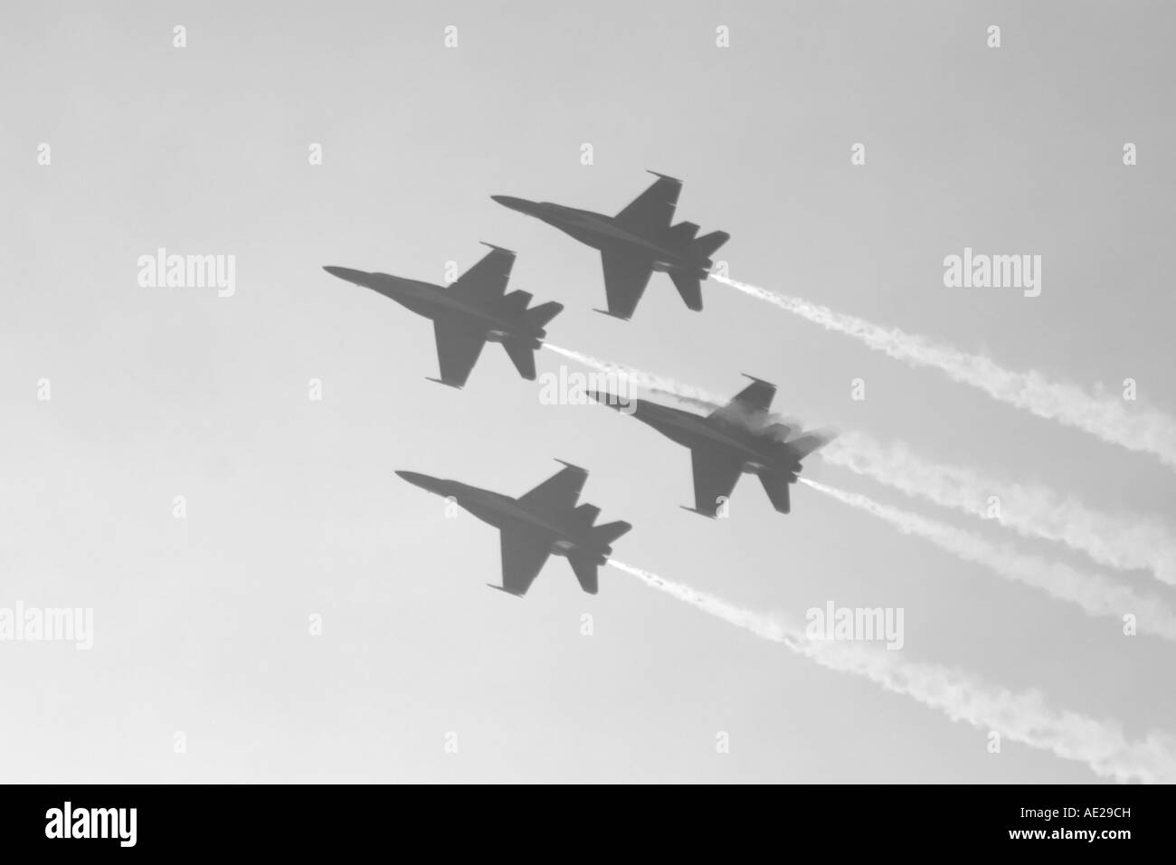 Blue Angels F/A-18 Hornets fliegen in engen formation Stockfoto