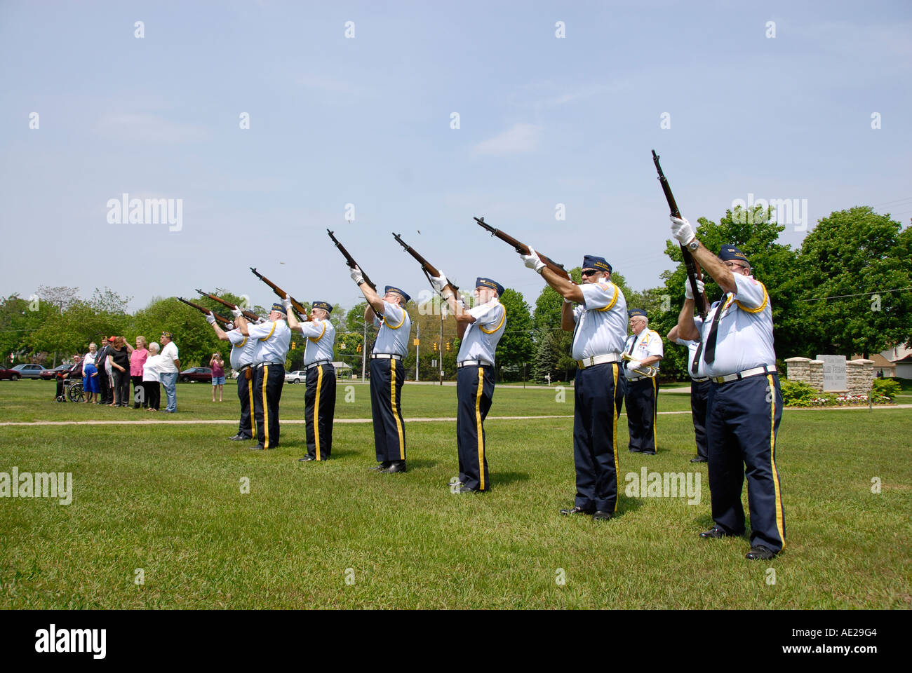 7 Salutschüsse am Memorial Day Feier Stockfoto