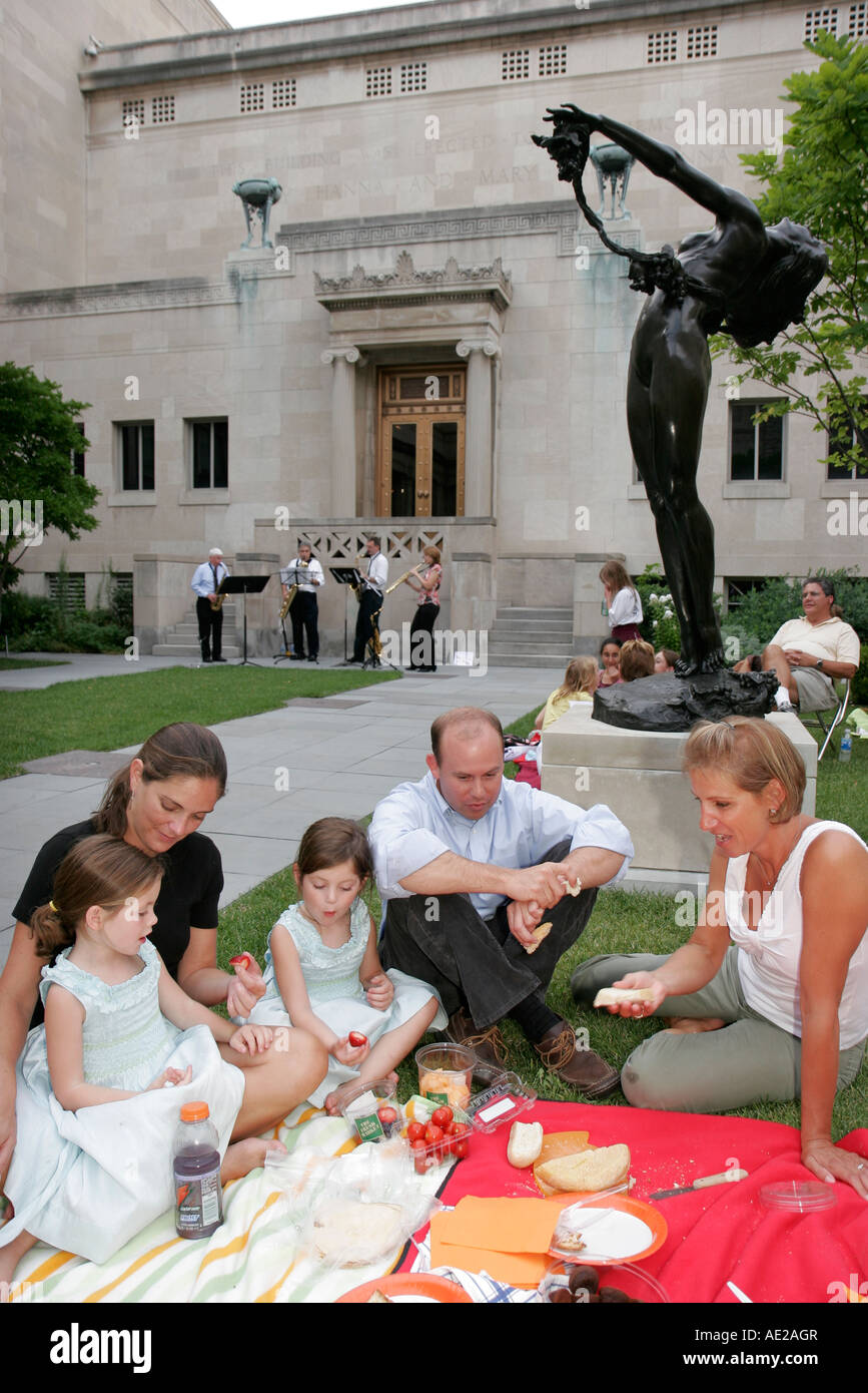 Cincinnati Ohio, Kunstmuseum, Jazz-Picknick im Innenhof, Familie Familien Eltern Eltern Kinder, Picknick, Statue, Musiker, Mädchen, Youngster, FEM Stockfoto