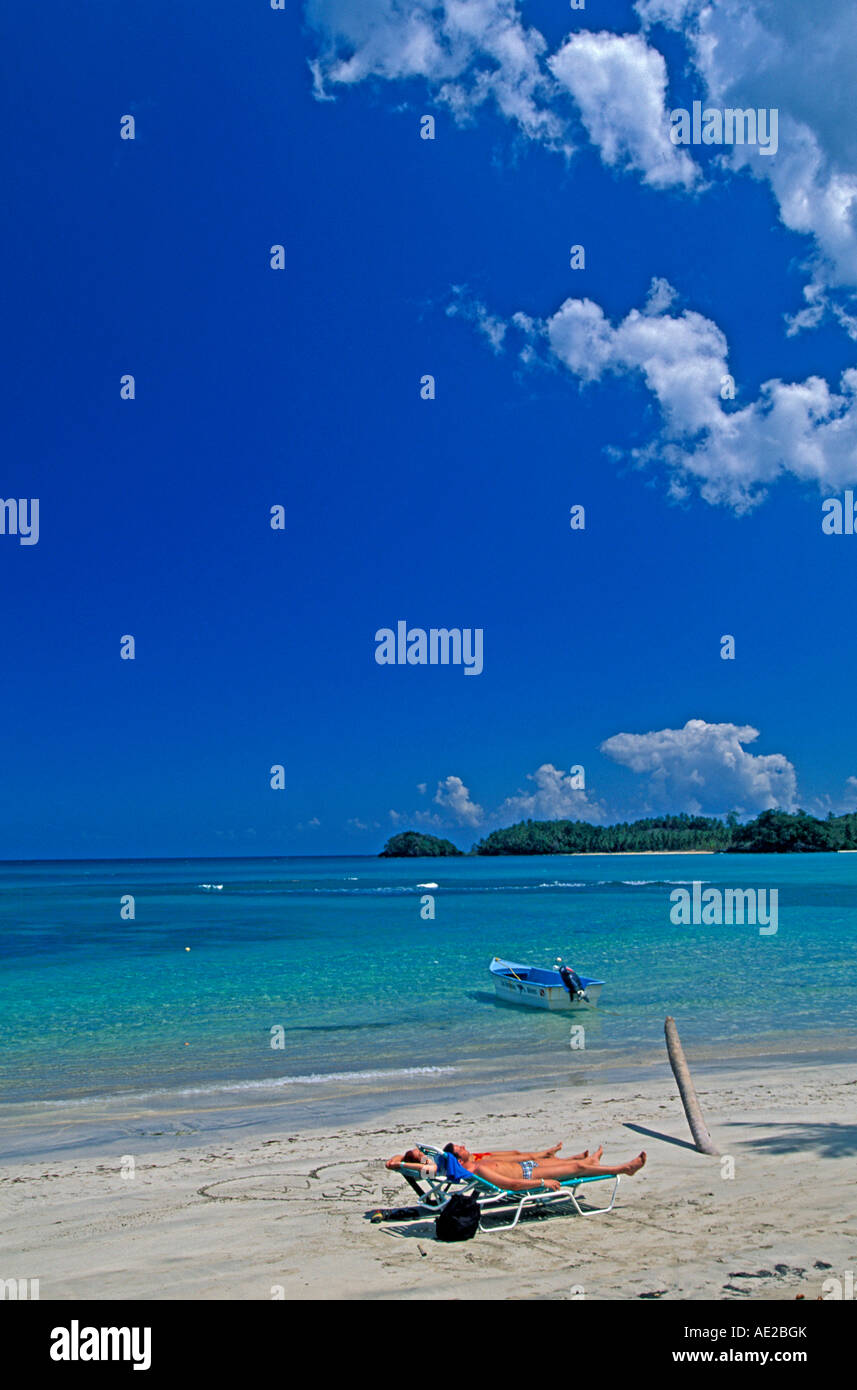 Paar am Strand Halbinsel Samana Dominikanische Republik Stockfoto