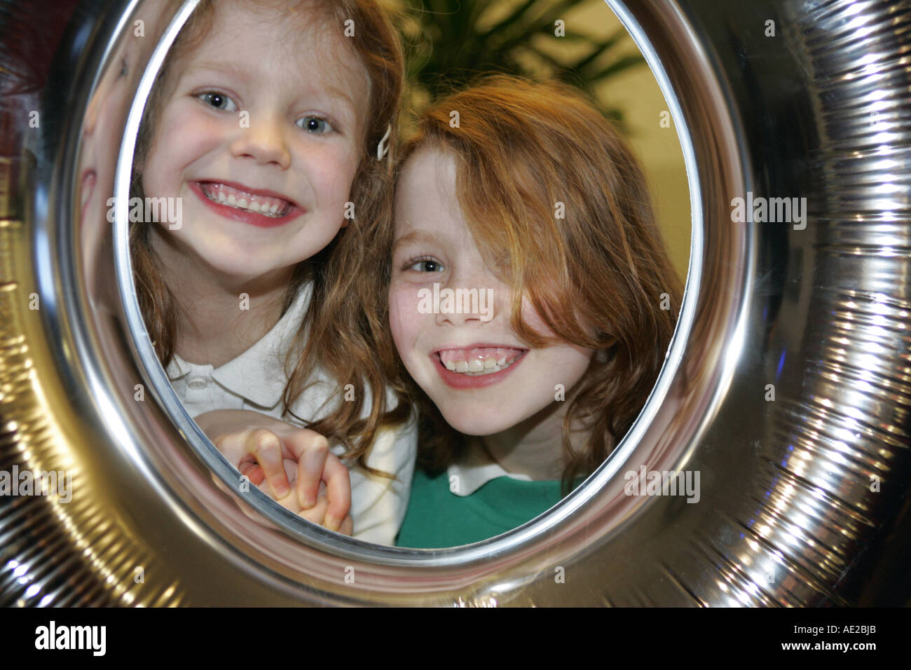 Zwei junge Mädchen, die Spaß mit einem Partei-Ballon Stockfoto