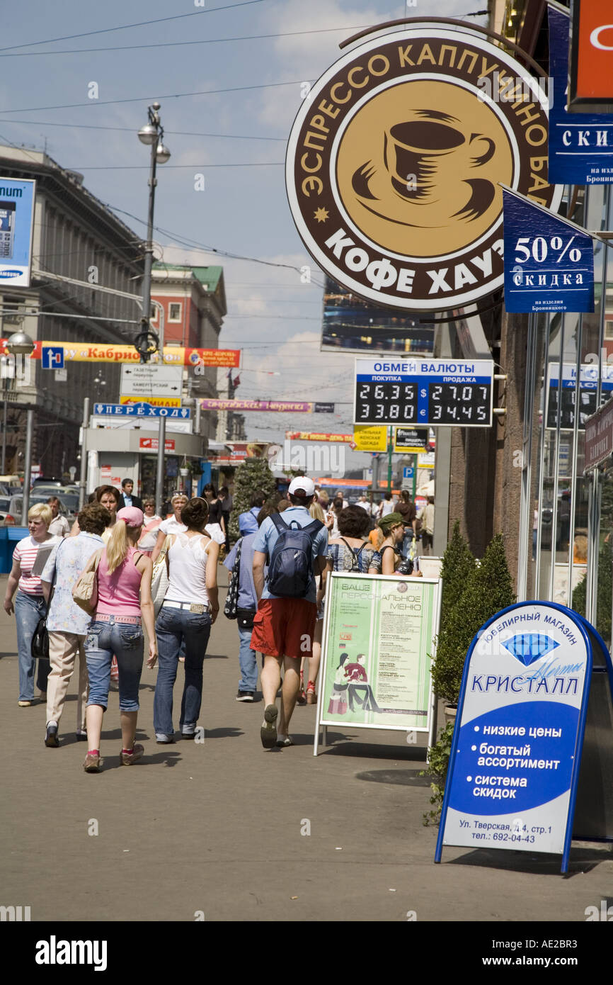 Moskau-Leben mit Coffee-Shops beschäftigt und Werbeschilder Tverskaja Ul Twerskoj Bezirk Moskau Russland Stockfoto
