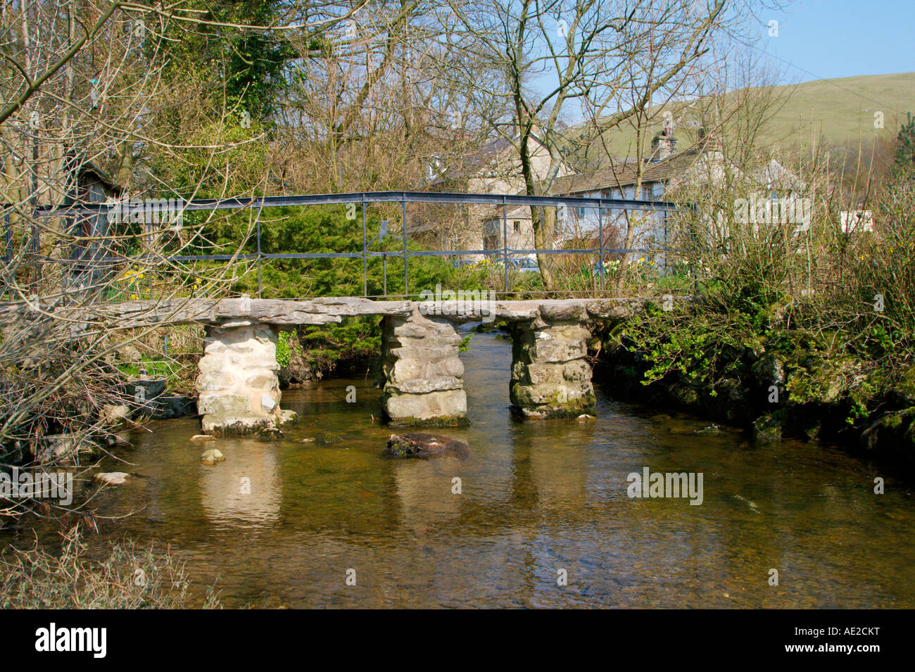 Fussgängerbrücke über Malham Beck in Malham Dorf Yorkshire Dales UK Stockfoto