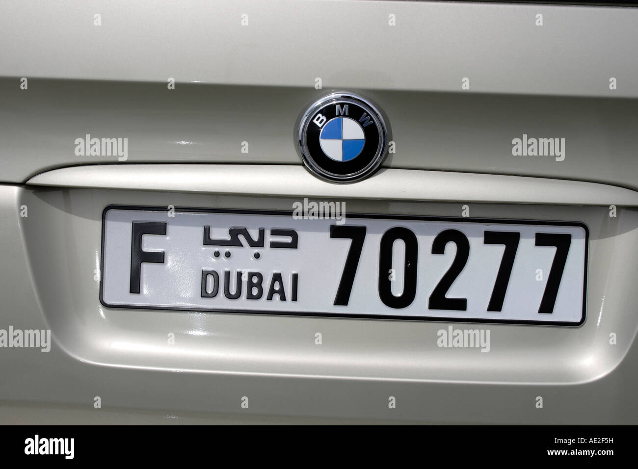 Kfz-Kennzeichen eines BMW Autos in Dubai, Vereinigte Arabische Emirate. Foto: Willy Matheisl Stockfoto