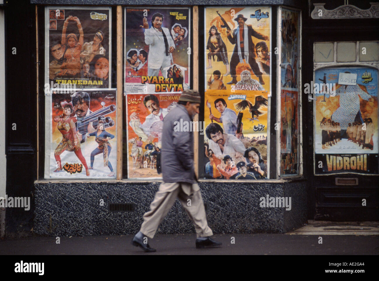 Bill Plakate werben Bollywood-Filme in Bradford, West Yorkshire, England Stockfoto