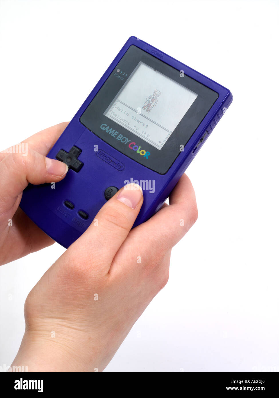 Hände halten kleine Handheld Spiel Pokemon auf Gameboy Farbe Stockfoto