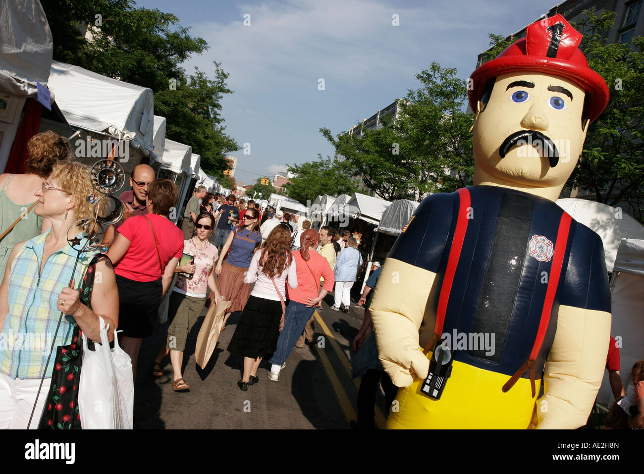 Ann Arbor Michigan, Liberty Street, Kunstmessen, Maskottchen der Feuerwehr, Stände, Shopping Shopper Shopper Shop Geschäfte Markt Märkte Marktplatz Kauf Selli Stockfoto