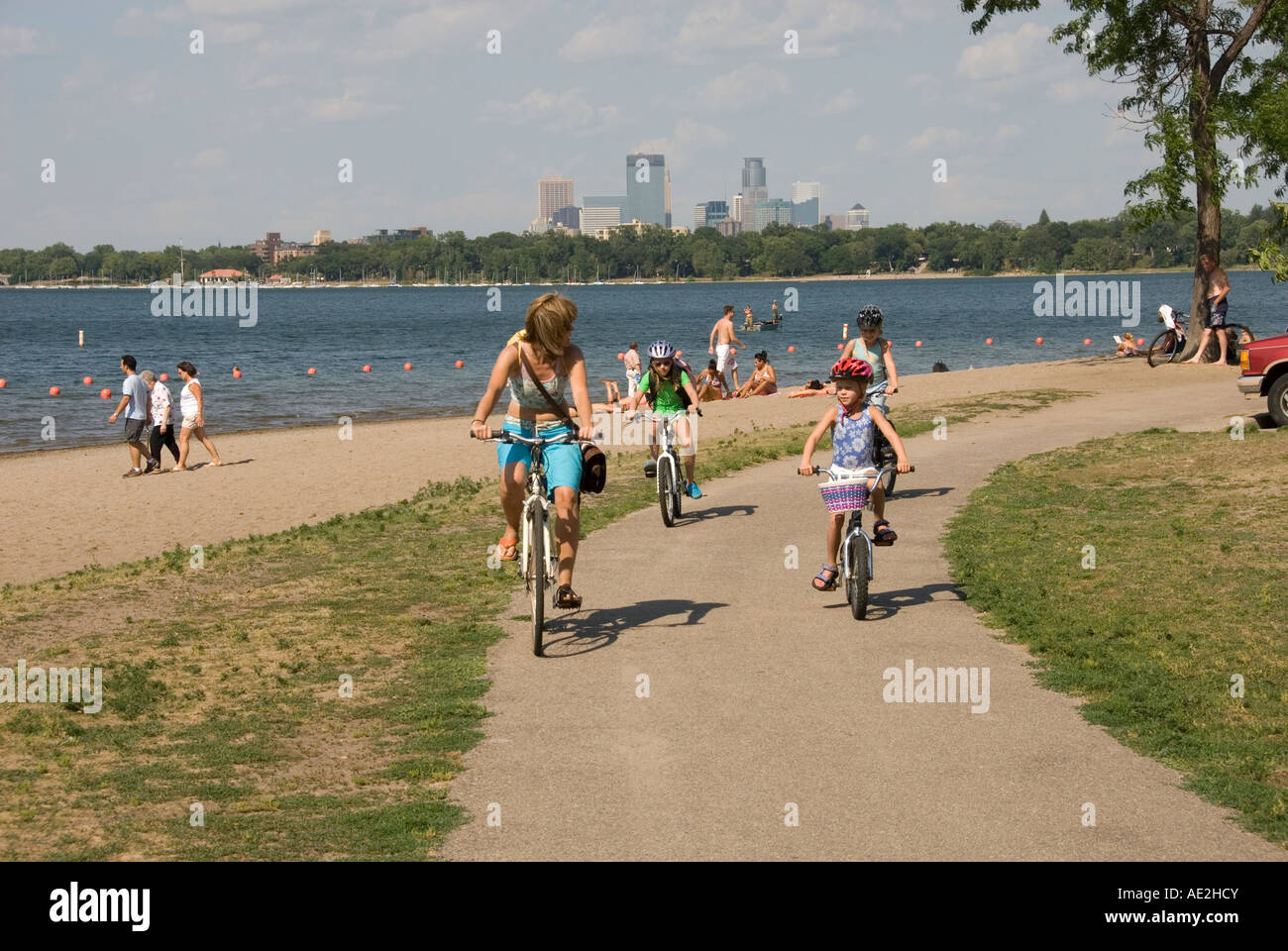 Erholung am südlichen Ende des Lake Calhoun mit der Skyline von Minneapolis Stockfoto