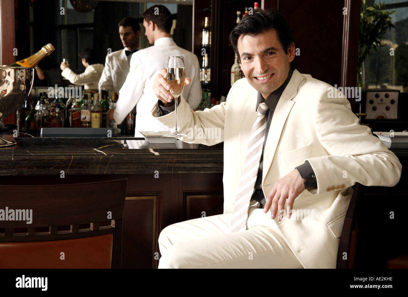 Mann sitzt in einer Bar trinken Champagner Stockfoto