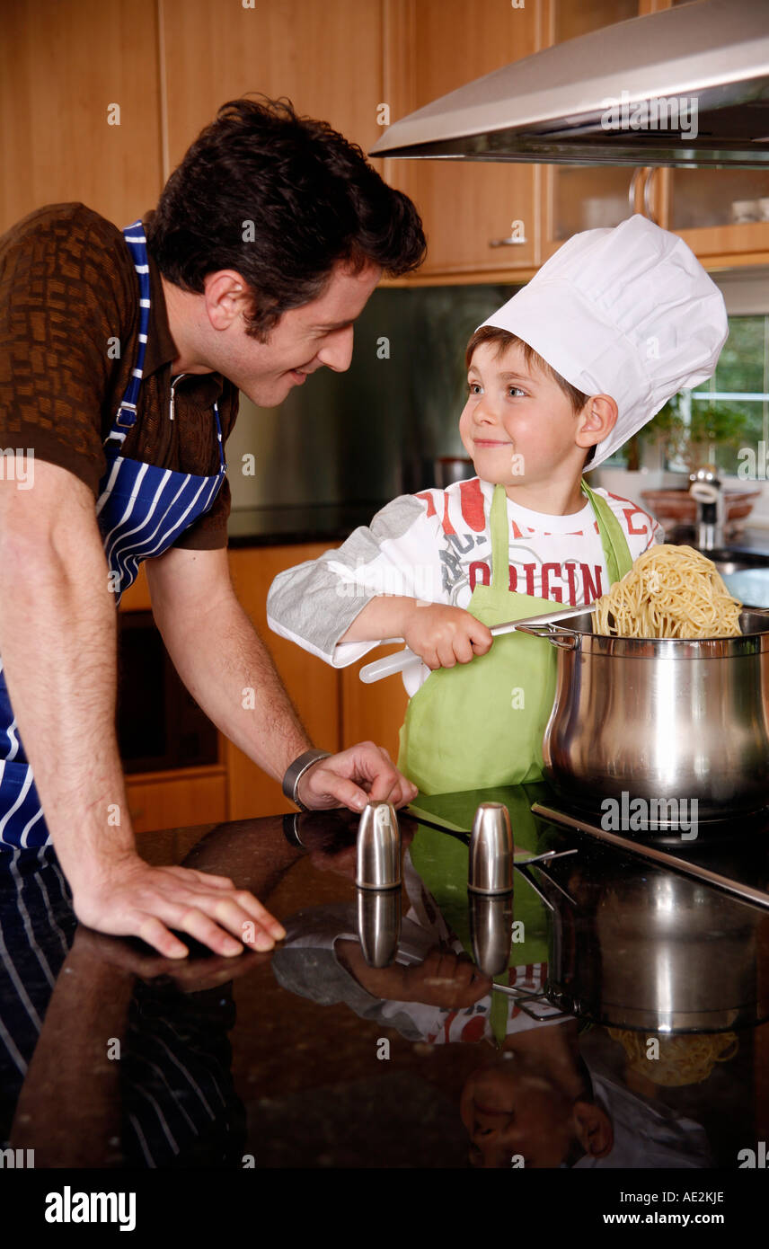 Vater und Sohn Kochen spaghetti Stockfoto
