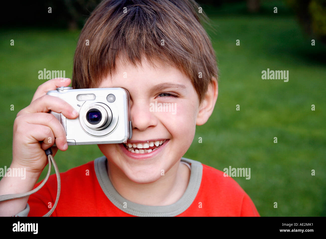 Kleiner Junge hält eine Kamera Stockfoto
