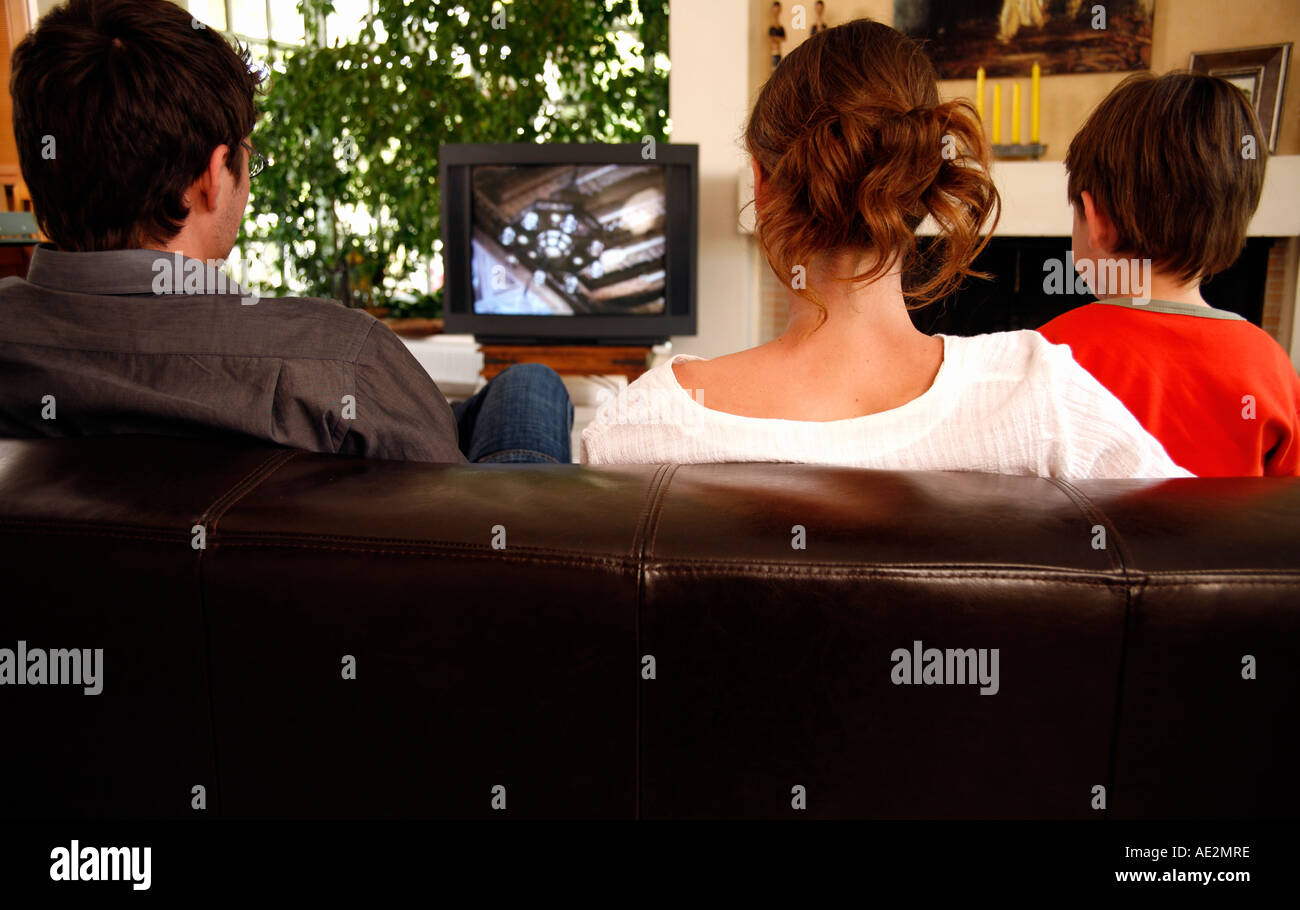 Paar vor dem Fernseher mit kleinen Jungen Stockfoto