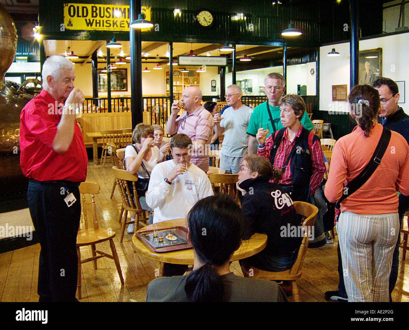 Old Bushmills Distillery, County Antrim, Nordirland. Touristen genießen irischer Whiskey in die Weinprobe Zimmer Visitor Centre. Stockfoto