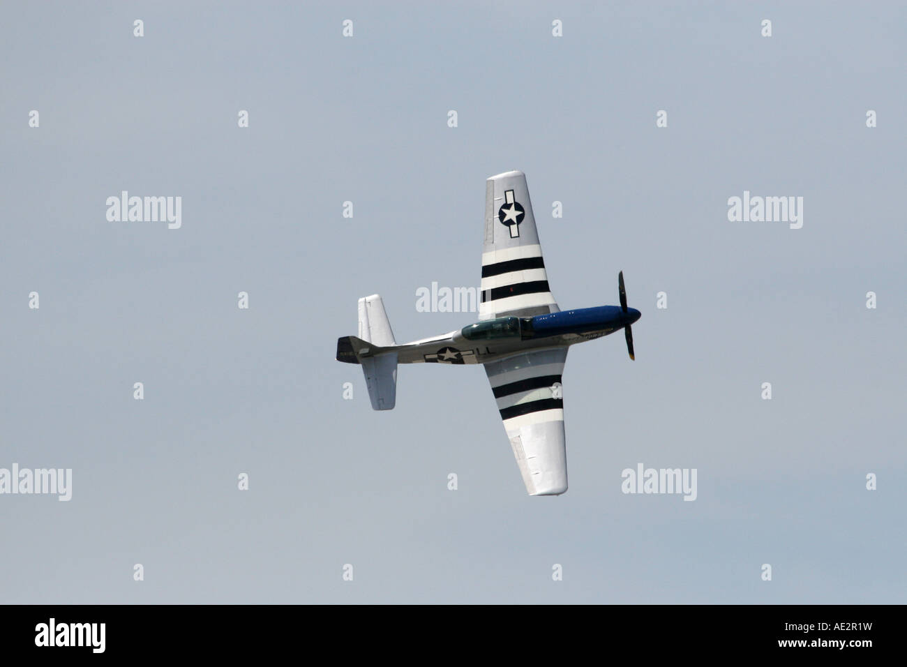 Oberseite Ansicht einer zweiten Weltkrieg Ära p-51 Mustang im Flug Stockfoto