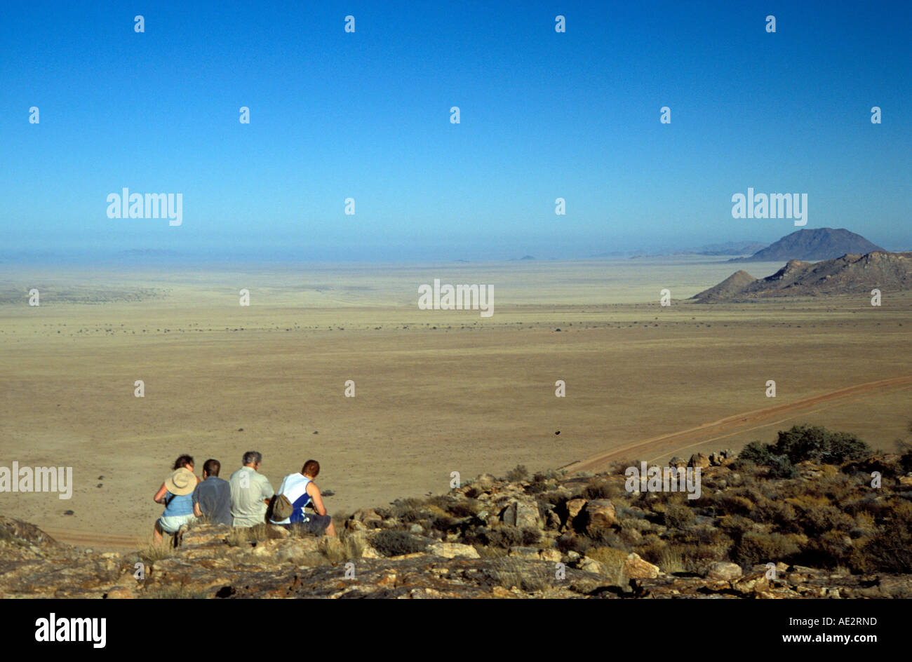 Südlichen Afrika. Namibia Klien Aus Vistas. Touristen genießen den Blick in die Namib-Wüste Stockfoto