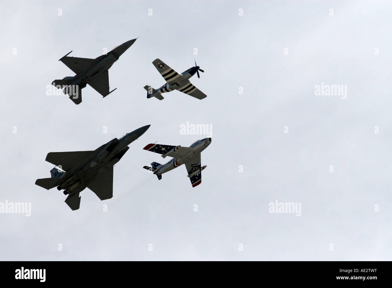 Ein Mustang p-51, F-86F Sabre Jet, f-16 Falcon f-15 Strike Eagle durchführen der Heritage Flight Stockfoto