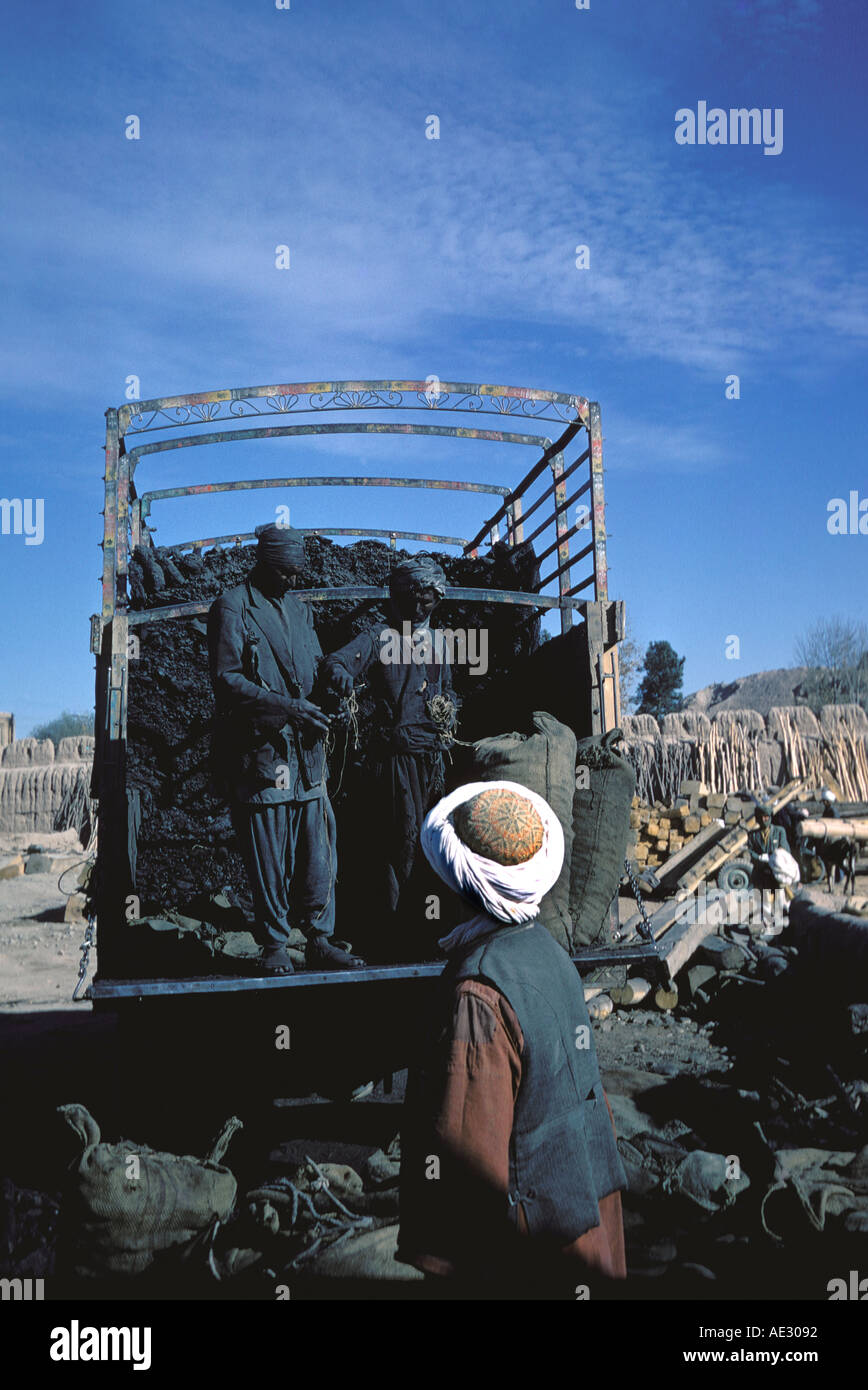 Afghanistan, Schaufeln Kohle aus LKW, Herat Stockfoto