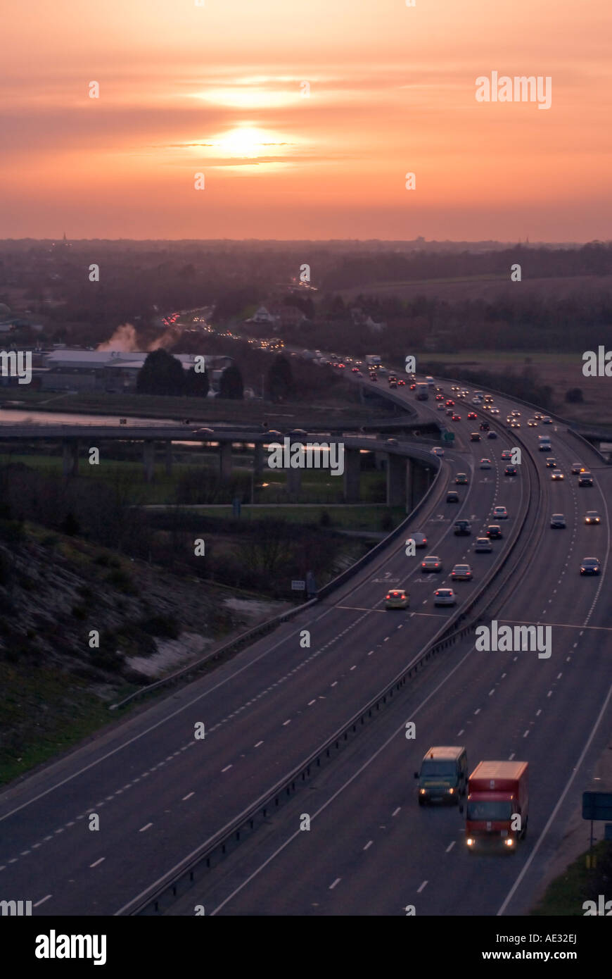 Verkehr, Pkw, LKW, zwei-Wege, drei Lane, Autobahn, Sonnenuntergang, Sussex, UK Stockfoto