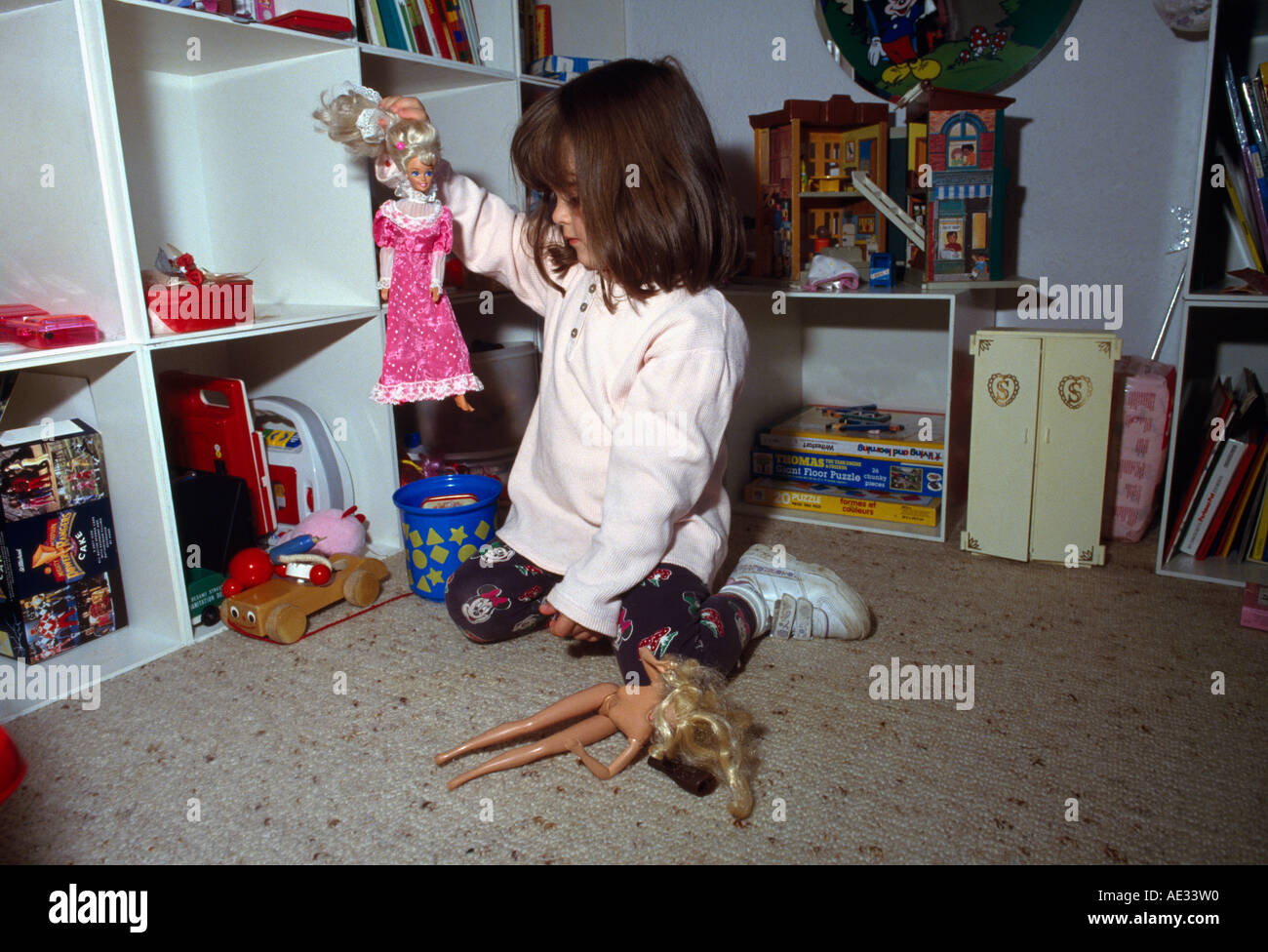 Kind spielt mit Barbie-Puppen Stockfoto