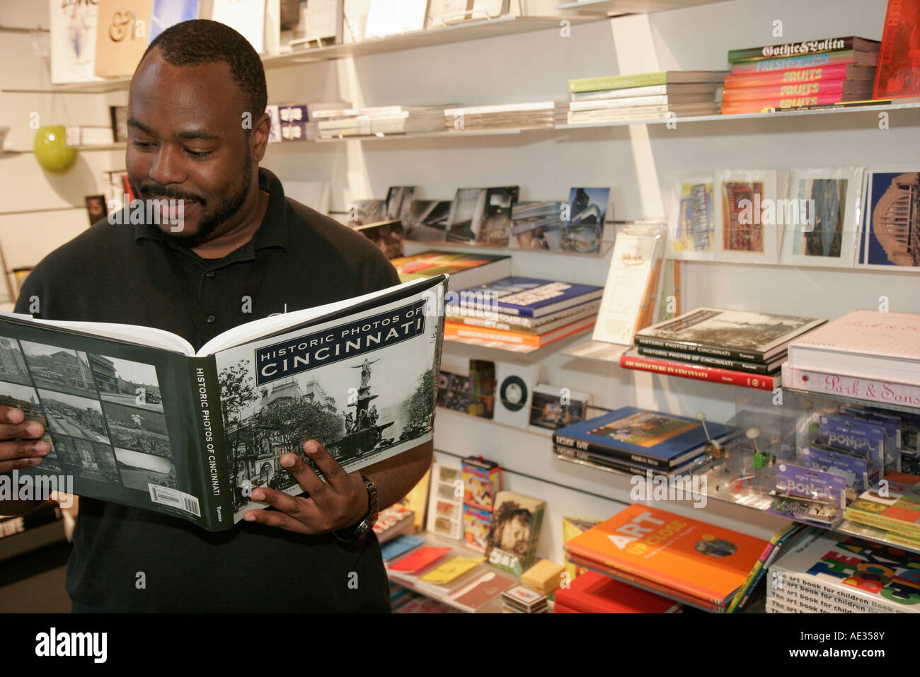 Cincinnati Ohio, Contemporary Arts Center, Zentrum, CAC-Laden, Männer mit schwarzen Männern, Bücher zum Lesen von historischen Bilderbüchern, OH070726035 Stockfoto