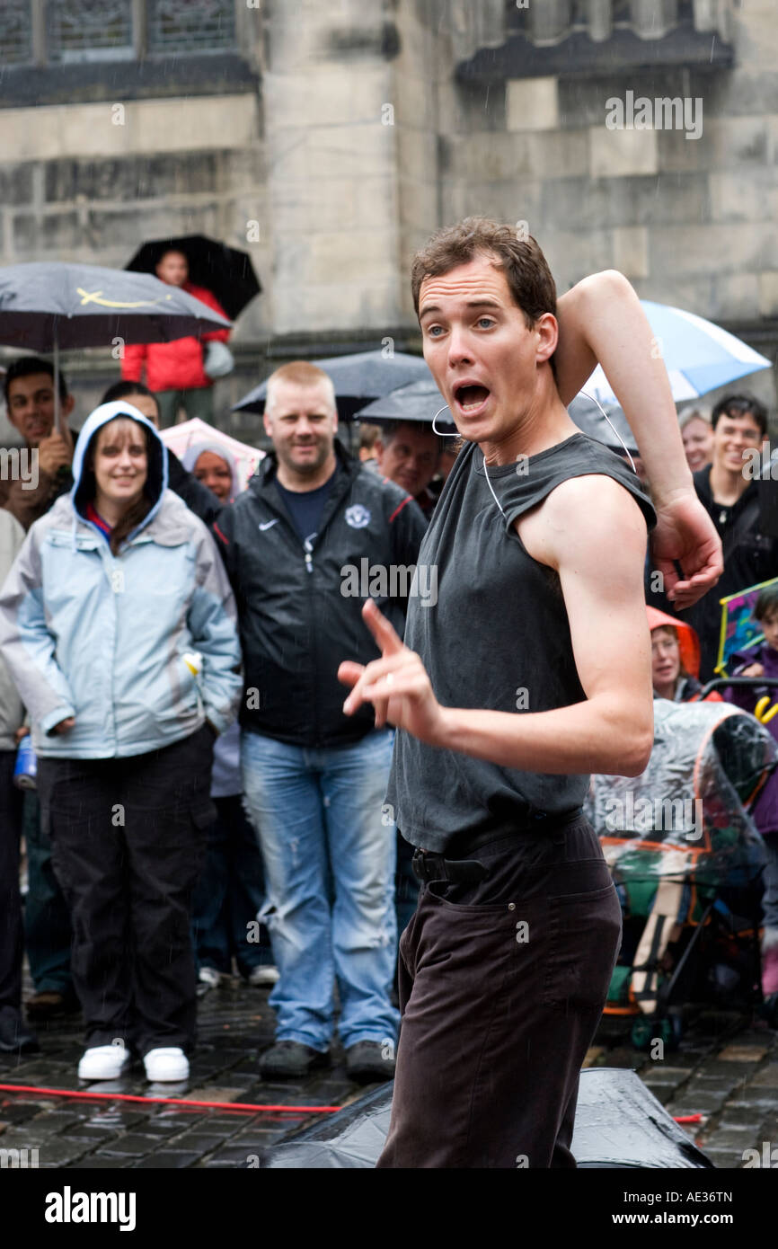 Edinburgh Festival. Die Fransen. Doppelte gegliederte Mann mit Arm in ungeraden Winkel. Stockfoto