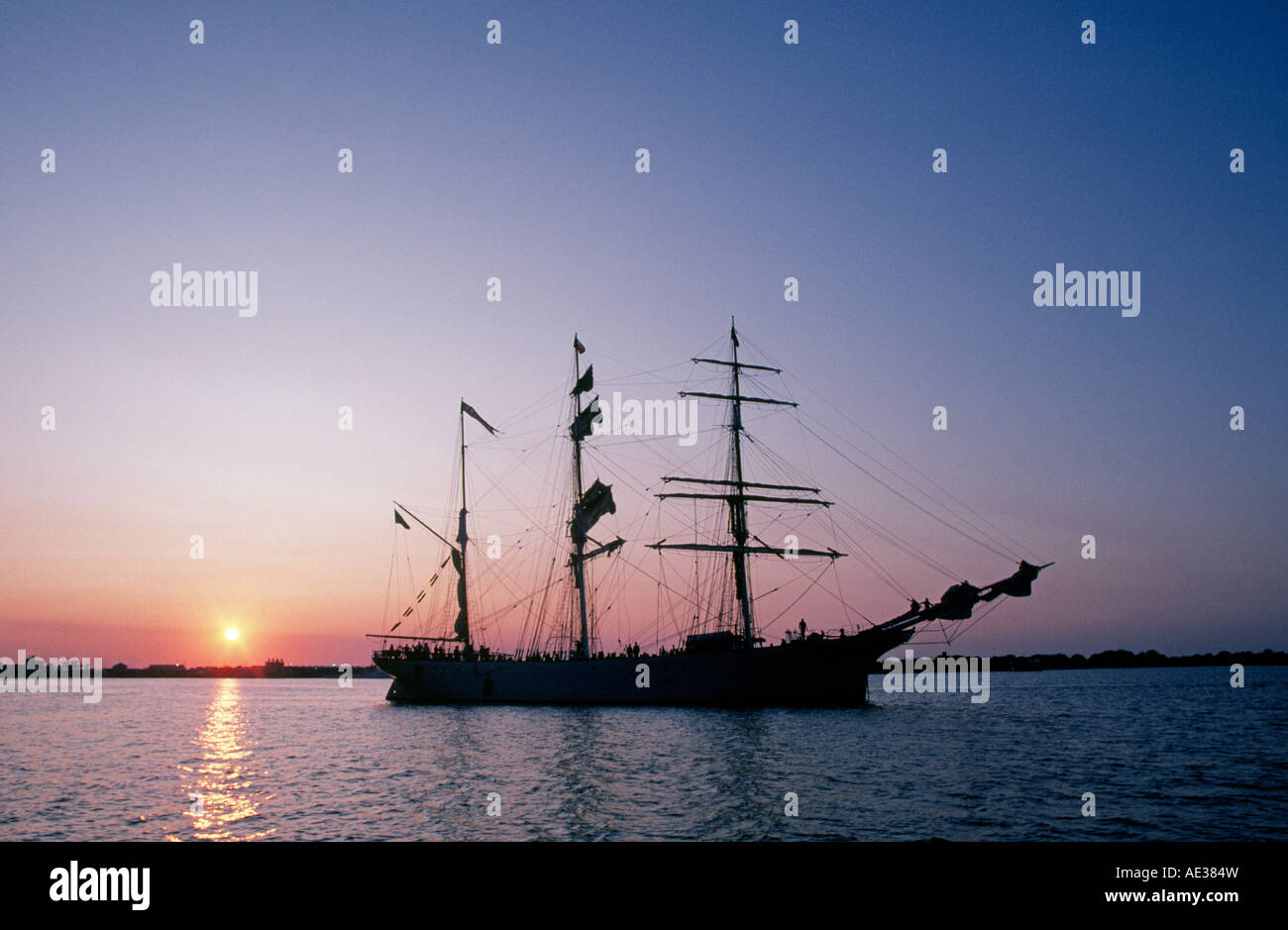 Ein Blick auf den Platz Segelschiff Elissa manipuliert, wie sie aus Galveston Texas Hafen segelt Stockfoto