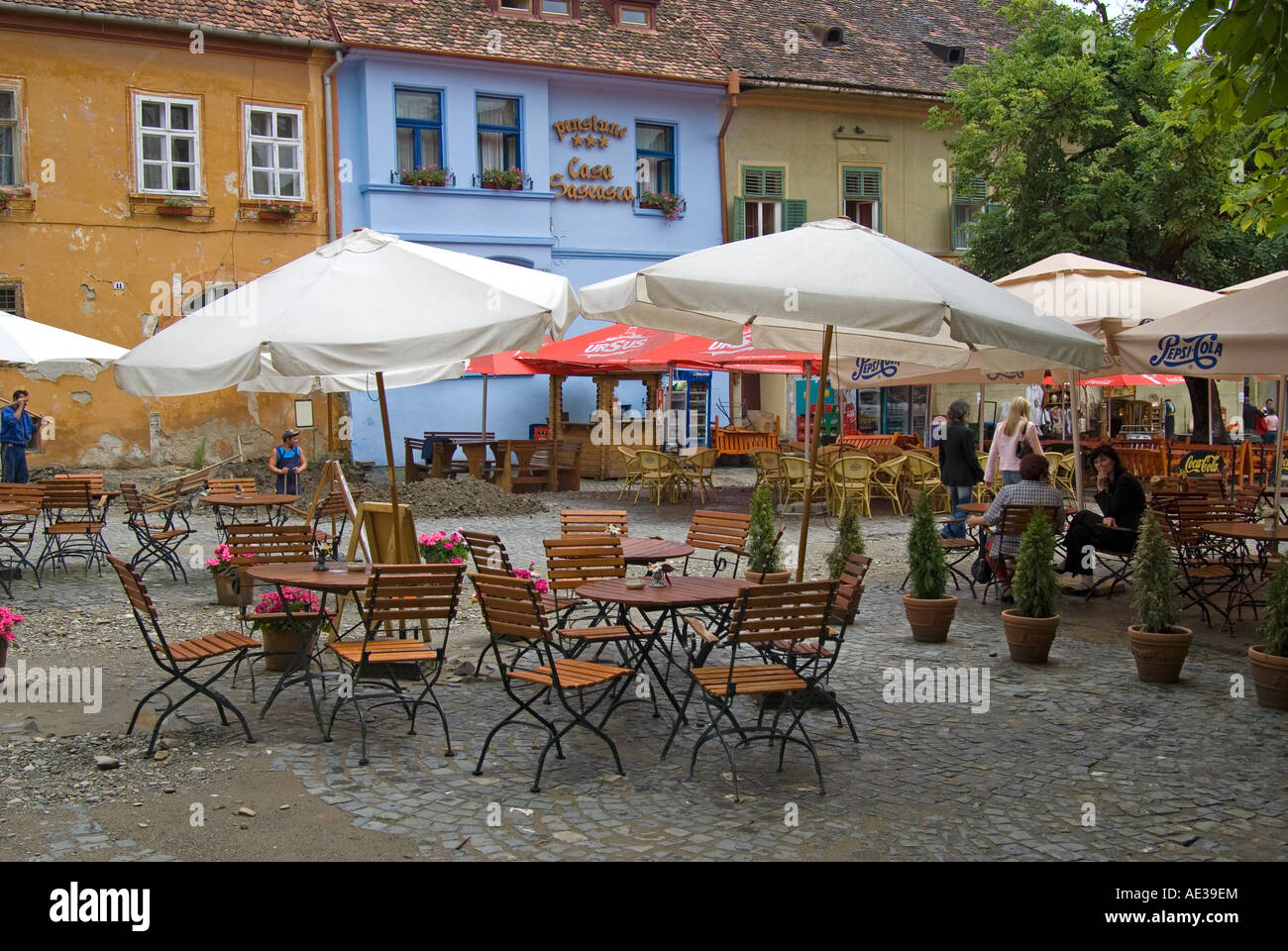 Sighisoara/Schäßburg, Siebenbürgen, Rumänien. Cafe Tische draußen in Piata Cetatii (Einwoehner Platz) Stockfoto