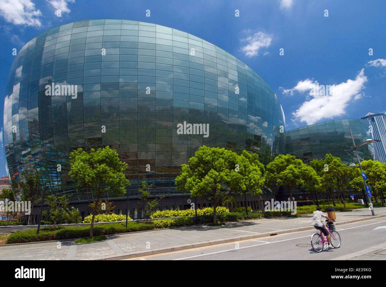 Außenseite des Oriental Arts Center im Stadtteil Pudong Shanghai Stockfoto