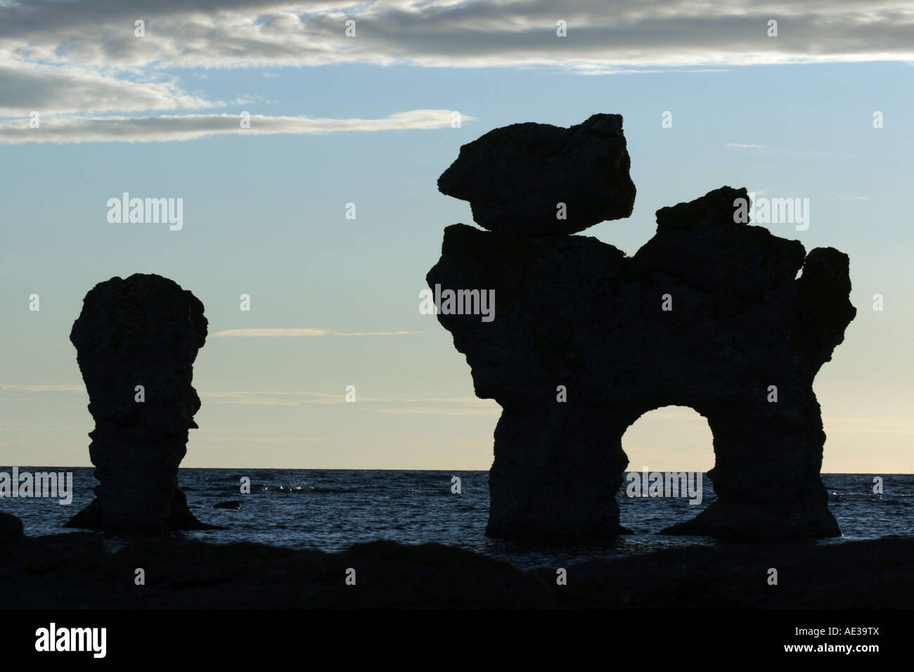 Natürliche Seastacks in Fårö, Gotland genannt Rauks. Diese Rauk ist eines der berühmtesten stehend im Wasser Gamla Hamnøya Stockfoto