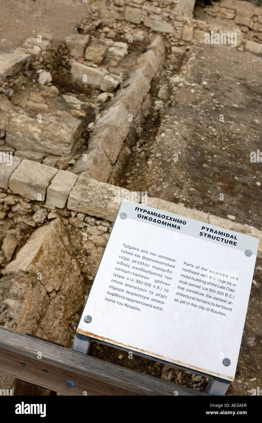 Überreste eines alten pyramidenförmigen Gebäudes archäologische Seite von Kourion in Zypern Stockfoto