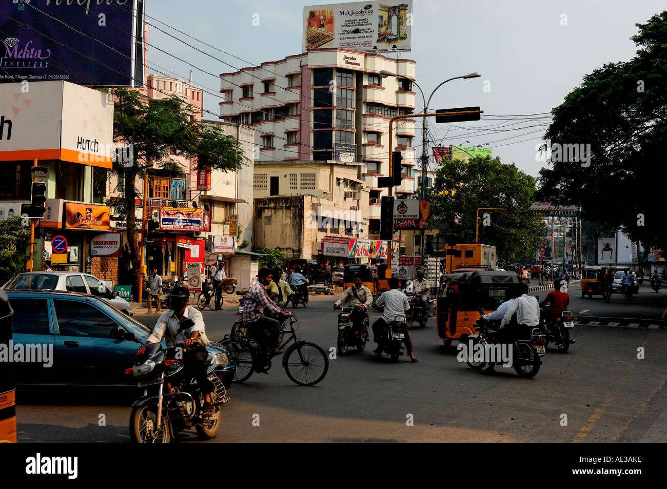 Road-Wahnsinn wie Verkehr kreuzt über eine Kreuzung in Chennai, Tamil Nadu, Indien Stockfoto