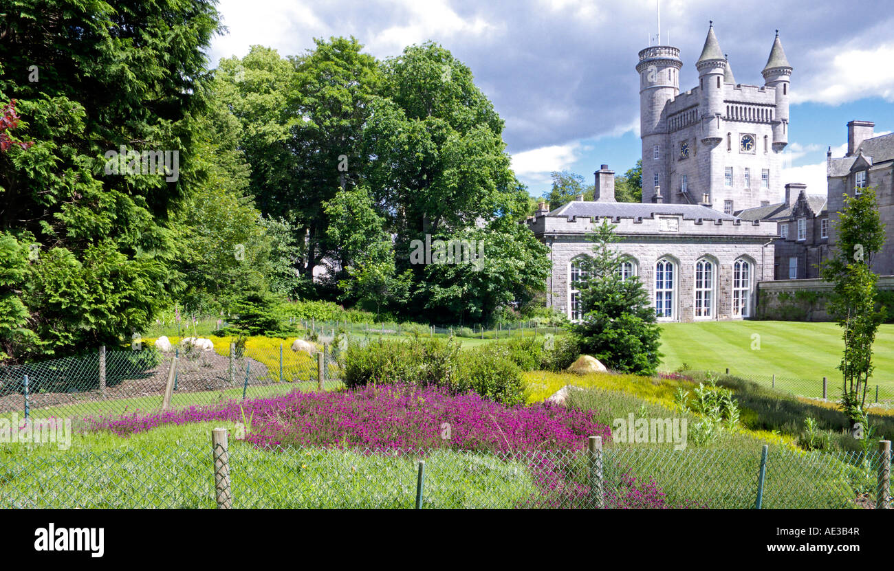 Der Ballsaal des Balmoral Castle mit der Hauptturm hinter und vor den Kräutergarten Stockfoto