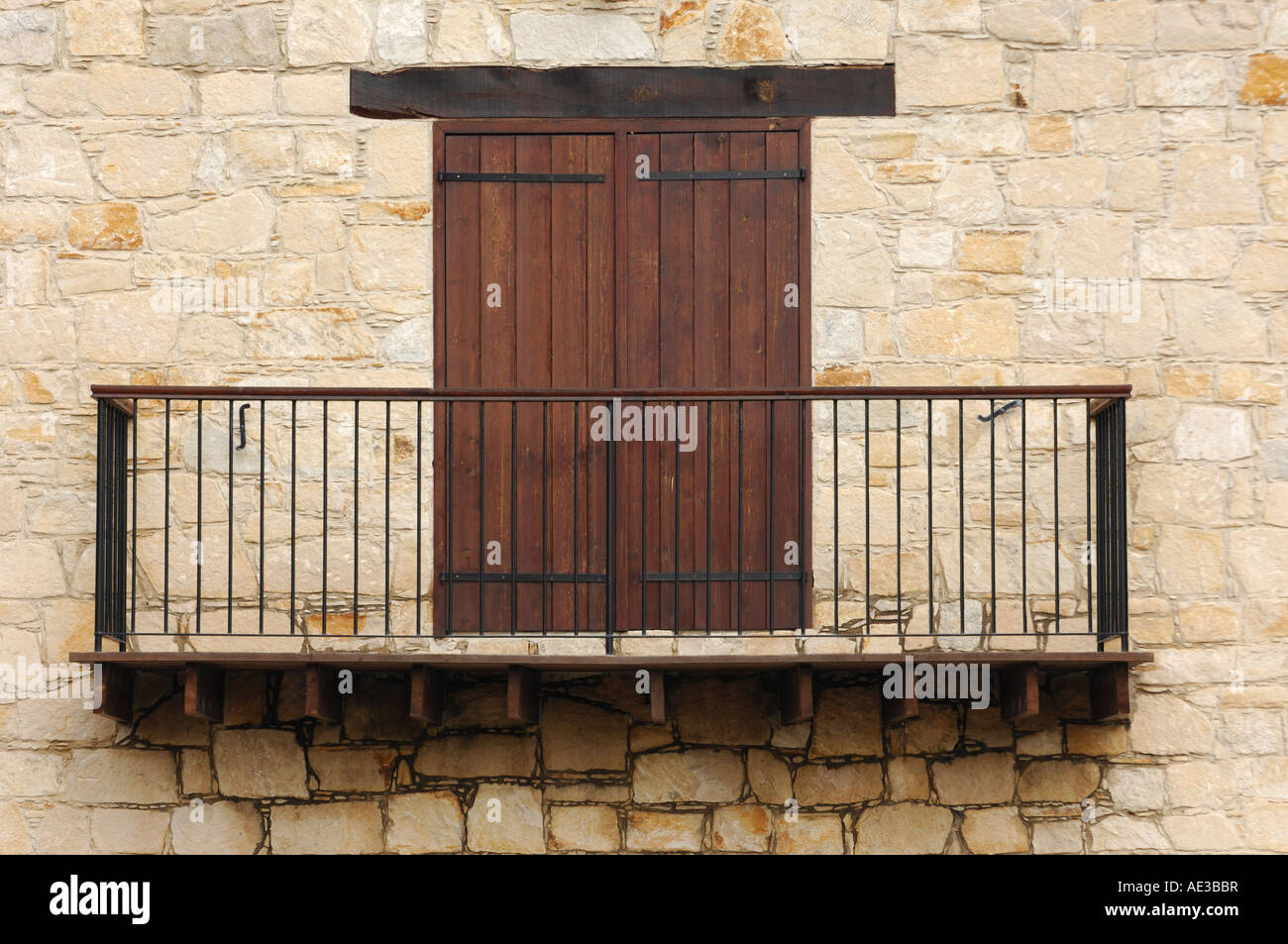 Balkon mit einer Tür in einer Steinmauer Stockfoto