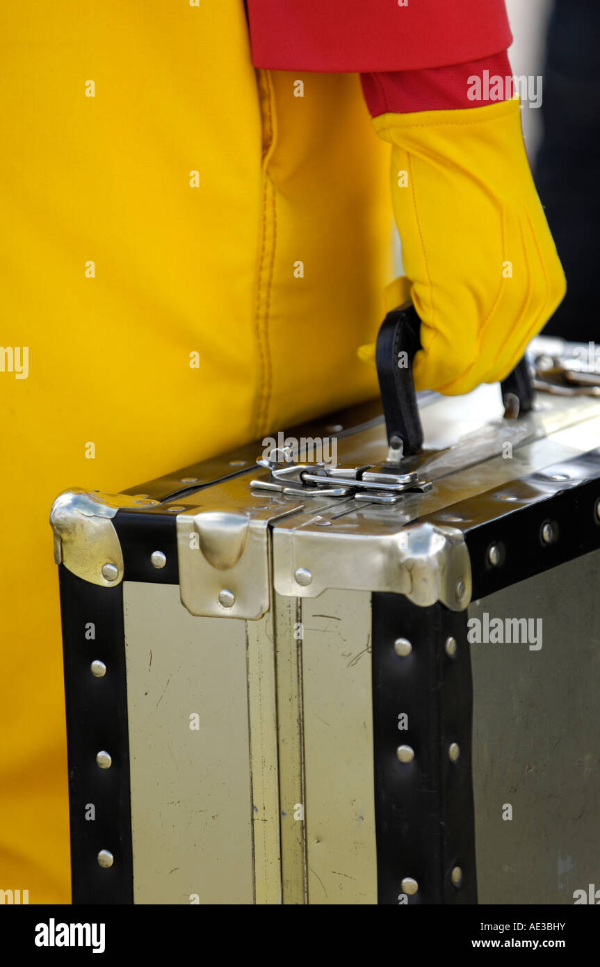 Ronald McDonald mit einem glänzenden Metall Koffer in der hand Stockfoto