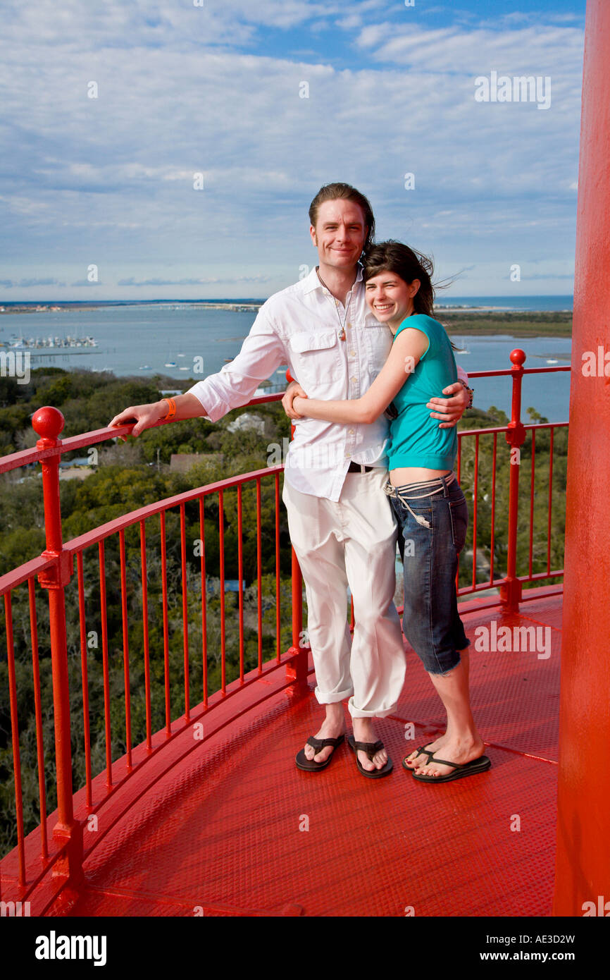 Junges Paar auf Leuchtturm am St. Augustine, Florida, USA am Atlantischen Ozean Stockfoto