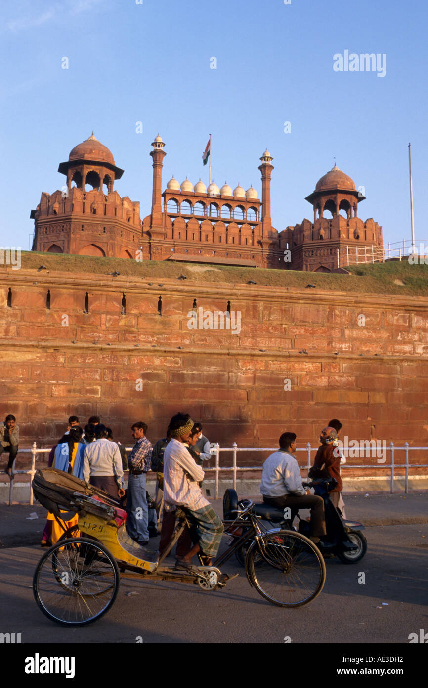 Indien-Delhi Lal Qila Red Fort Lahore Gate Rikscha Menschen Stockfoto