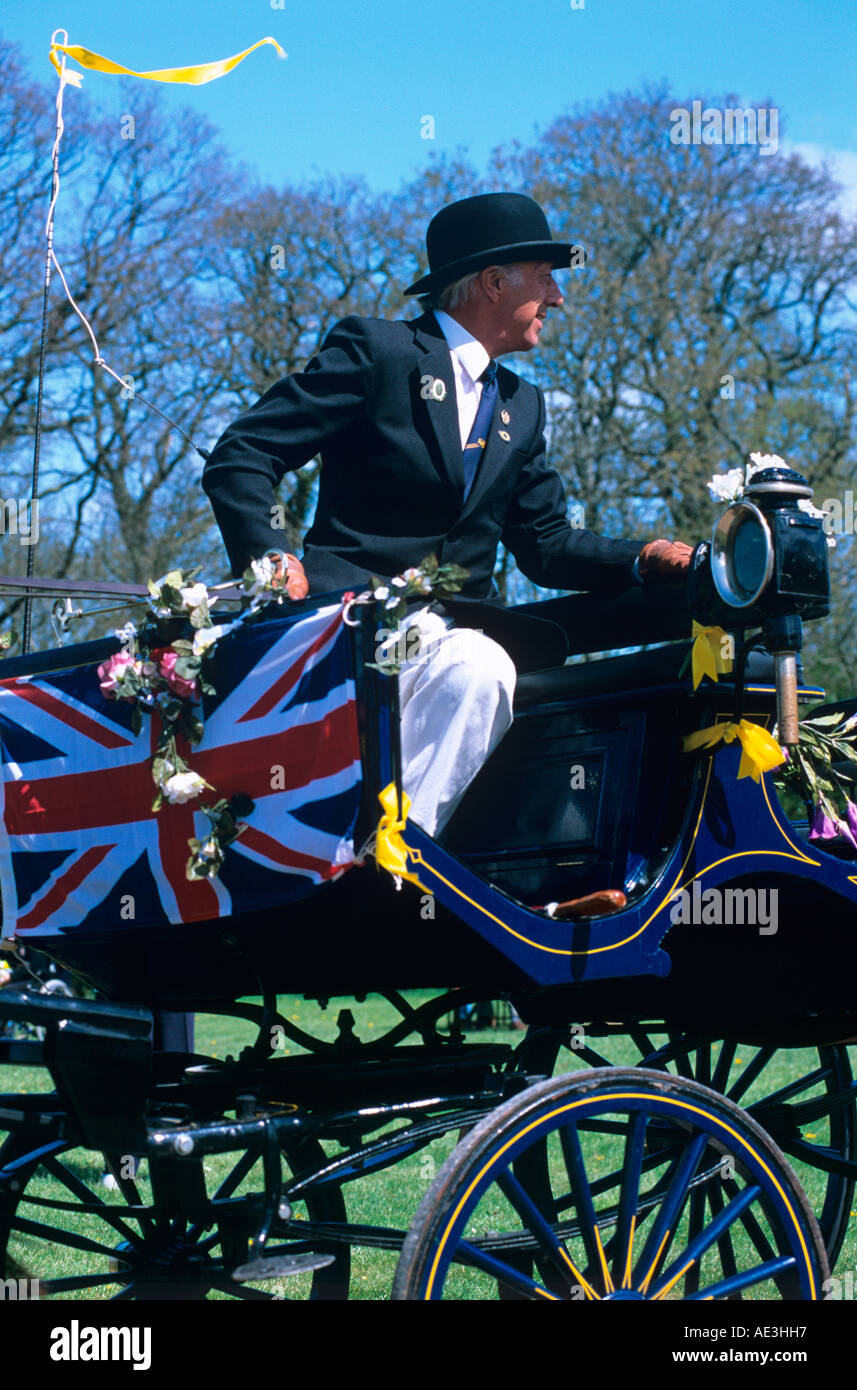 Pferd und Wagen Fahrer verantwortlich für Pony und Trp / Beförderung bei Mayday feiern / Messe bei Havenstreet Ryde Isle Of Wight Stockfoto