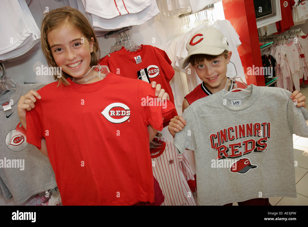 Cincinnati Ohio, Great American Ball Park, The Reds Team Shop Souvenirs, Geschenke, T-Shirts, Mädchen, weibliche Kinder Kinder Kinder Youngster, junge Jungen, ma Stockfoto