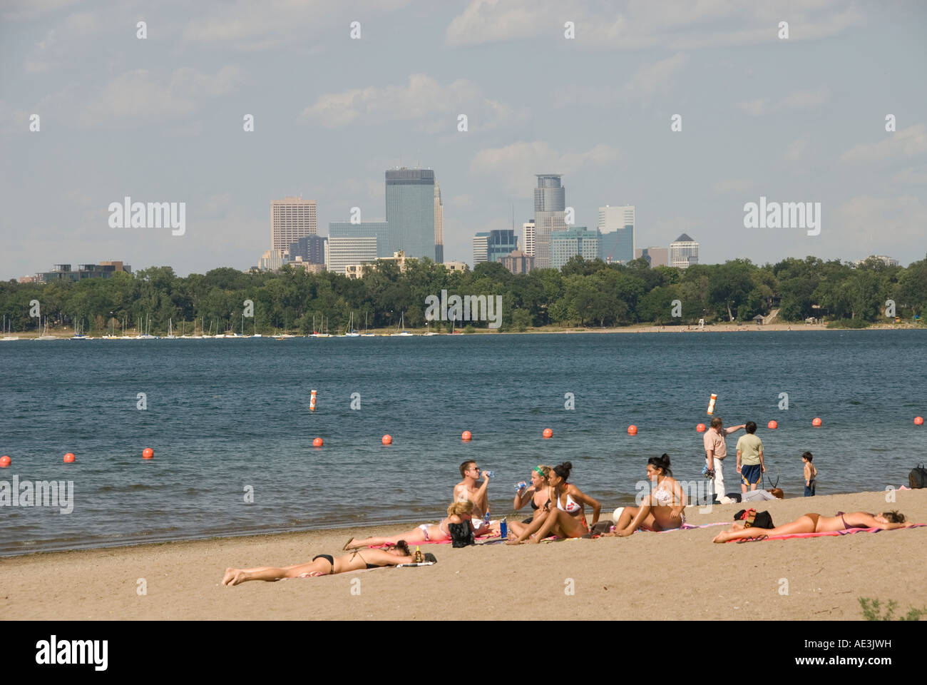 Minnesota Twin Cities Minneapolis St. Paul Erholung am südlichen Ende des Lake Calhoun mit der Skyline von Minneapolis Stockfoto