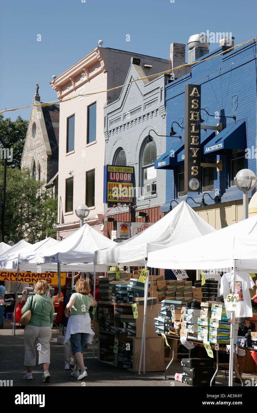 Ann Arbor Michigan, State Street, Kunstmessen, Zelte, Shopping Shopper Shopper Geschäfte Geschäfte Markt Märkte Marktplatz Kauf Verkauf, Einzelhandel Geschäfte Bus Stockfoto