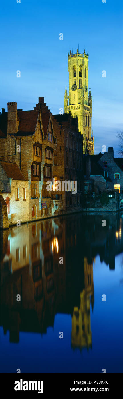 der Glockenturm im Kanal spiegelt sich in der Abenddämmerung Brügge Belgien Stockfoto
