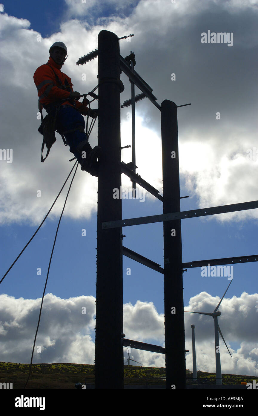 Ingenieur Bau Verkabelung bis ein Transformator an Strom Sub Station Cefn Croes Windpark in Mid Wales Oktober 2004 Stockfoto