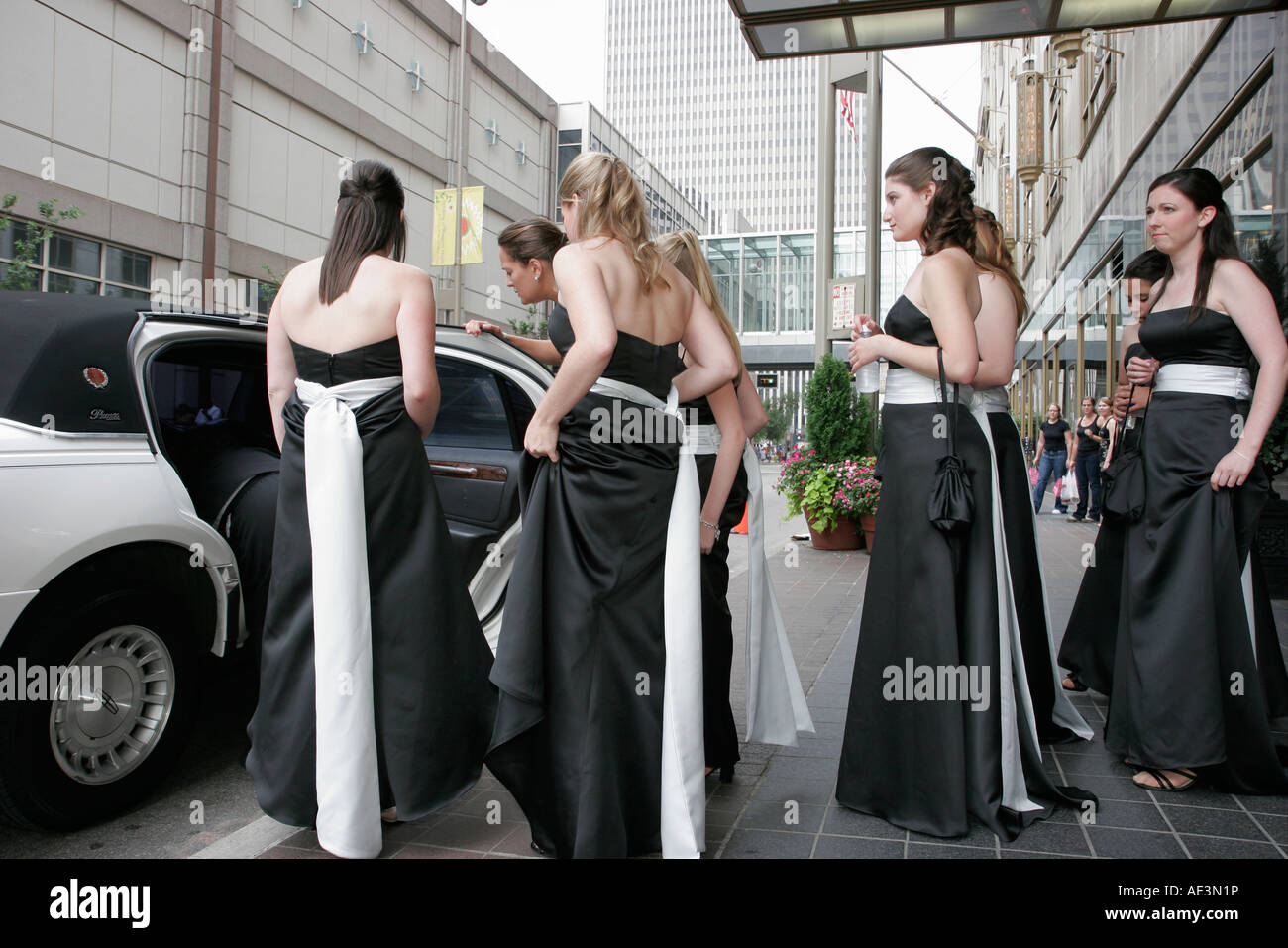 Cincinnati Ohio, Hilton Netherland Plaza, Hochzeitsteilnehmer Teenager, Teenager, Teenager, Mädchen, Brautjungfern, Limousine, Besucher reisen auf Reisetour Stockfoto