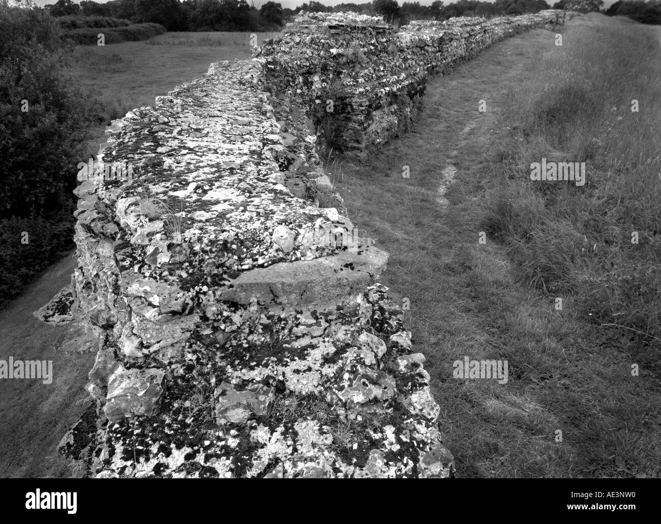Calleva Atrebatum, Südwand, Blick nach Westen in Richtung Südtor zeigt, wie Wand dominiert die höheren gelegene Stockfoto